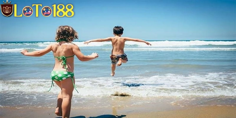 giấc mơ đi biển để tắm, mang lại cảm giác thư giãn và vui vẻ dưới làn nước trong xanh